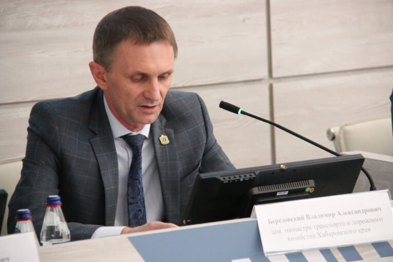 Экс-замминистра транспорта и дорожного хозяйства Хабаровского края обвинили в превышении полномочий