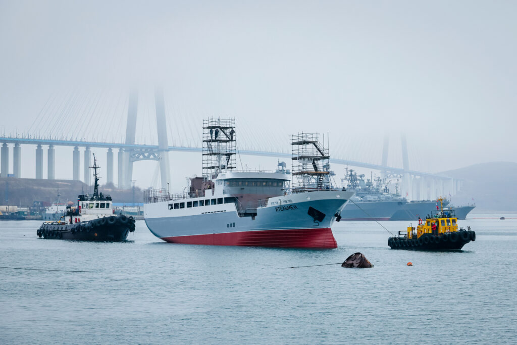 Во Владивостоке на воду спустили юбилейный краболов «Восточной верфи»