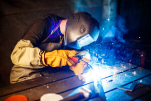 Сварщиков в ДФО ищут вдвое активнее — лидирует производство оборудования