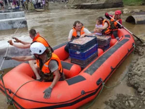 Спасатели на лодках перевозят людей в Хабаровском районе